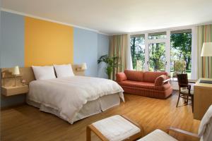 卢森堡卢森堡高瑞斯集团的酒店客房带一张大床和一把椅子