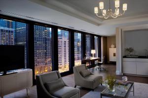 芝加哥芝加哥朗廷酒店的享有城市美景的大型客厅