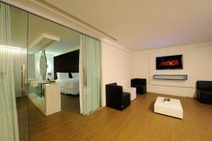 累西腓Nexos Motel Piedade - Adults Only的酒店客房设有床和客厅。