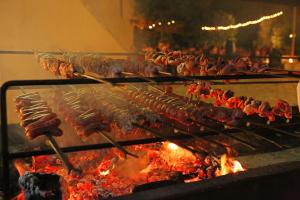 滨海波利尼亚诺Masseria Del Crocifisso的烤架上的一排肉串