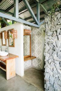 Isletas de GranadaIsleta El Espino的一间带水槽和石墙的浴室