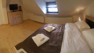 锡比乌Apartament Romanita的一间卧室配有一张床,上面有两条毛巾