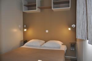 卡尔卡托吉奥Corsica Paradise的一间卧室配有一张带两个白色枕头的床
