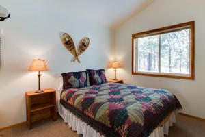 RedstoneMt. Sopris Cabin at Filoha Meadows的一间卧室设有一张床和一个窗口
