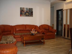 锡比乌Apartament Romanita的客厅配有两张沙发和一张桌子
