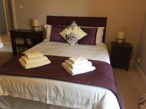 赫恩赫伦肖别墅酒店的床上的两条毛巾