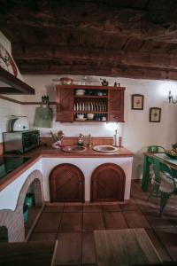 丰卡连特德拉帕尔马Casa Morera的厨房配有带水槽的台面