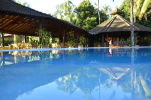 乌贝拉巴Paineiras Hotel Fazenda的一个带凉亭和度假村的游泳池