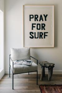 马里布马布里冲浪者酒店的客厅,配有长凳和祈祷物的标志