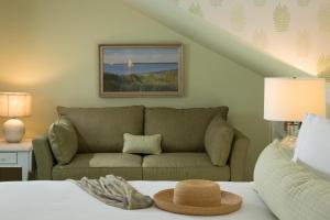 楠塔基特黄铜灯笼酒店的客厅配有沙发和1张床