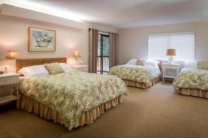 特立尼达Trinidad Inn的酒店客房设有两张床和窗户。