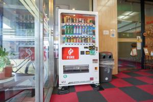 敦贺市敦贺精选酒店的商店里的汽水机,有饮料冷却器