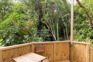 棕榈滩棕榈滩木屋的木栅栏,配有木桌和木椅