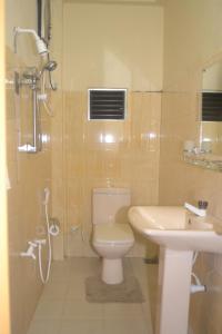 卡图纳耶克迪隆旅馆的浴室配有卫生间、盥洗盆和淋浴。