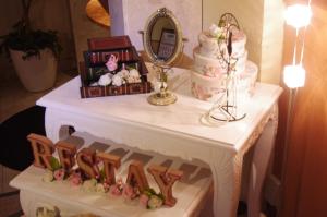 府中市Restay Fuchu (Adult Only)的一张桌子,上面放着婚礼蛋糕和鲜花