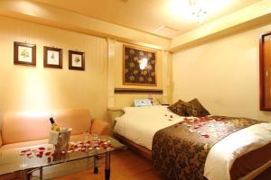 府中市Restay Fuchu (Adult Only)的酒店客房设有一张床和一张玫瑰花桌