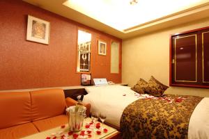府中市Restay Fuchu (Adult Only)的酒店客房,配有床和沙发