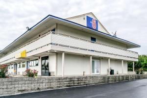 弗洛伦斯Motel 6 Florence, KY - Cincinnati Airport的一座带加油站的建筑