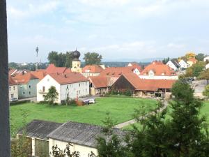 韦恩贝格-克布利茨Alter Pfarrhof的享有村庄及其教堂和房屋的景致