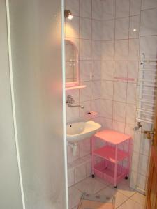 波别罗沃Dom Pod Gruszką的粉红色的浴室设有水槽和镜子