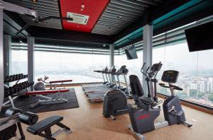 吉隆坡吉隆坡双威伟乐酒店的大楼内带跑步机和健身器材的健身房
