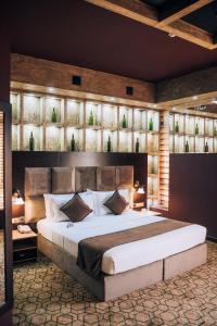 奇姆肯特奇姆肯特大都市酒店的一间卧室配有一张大床和大床头板
