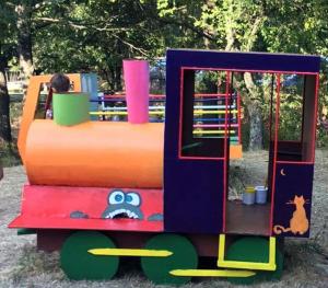 Medven西尼亚维尔生态酒店的公园里展示着一列玩具火车
