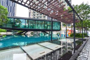 马六甲舒适马六甲住宅公寓的一座带玻璃建筑的室内游泳池