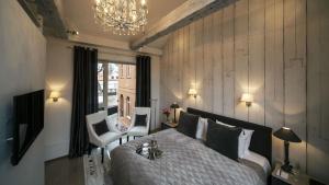 派尔努冰霜精品酒店 的一间卧室配有一张大床和一个吊灯。