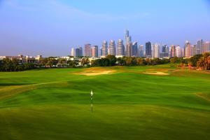 迪拜迪拜蒙哥马利地标酒店的一座享有城市美景的高尔夫球场
