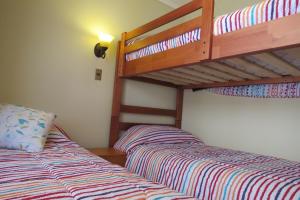 奥尔穆埃Cabañas Vikurayen的一间卧室配有两张床和一张双层床。