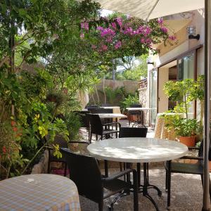 卡拉菲格拉洛伦佐别墅酒店的户外庭院设有桌椅和鲜花