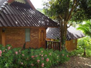 湄宏颂普桥姆延度假村的前面有一棵树的小房子