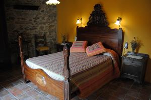 坎姆帕拉斯Apartaments turistics Moli Can Coll的一间卧室配有一张大木床。