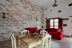 马赫Caserío Leandro III的客厅配有桌子和红色沙发