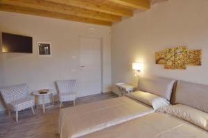 卡潘诺里La Mirolla的客厅配有沙发和桌子