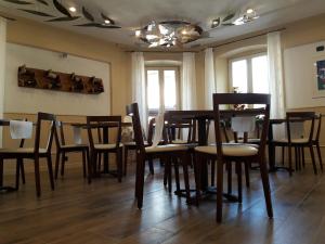 阿拉艾维鲁泰酒店的一间带桌椅和窗户的用餐室
