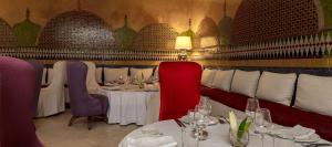 拉巴特桑道斯酒店的用餐室配有2张桌子和椅子以及1盏灯