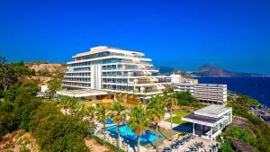尼泰罗伊Hotel Orizzonte Niteroi by Atlantica的享有带游泳池的度假村的空中景致