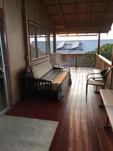 科纳奥哈纳哈雷度假屋的甲板上配有长凳和椅子的门廊