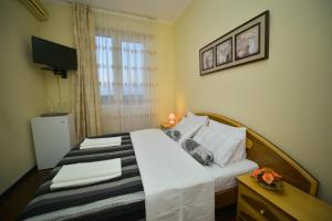 库塔伊西Europa Hotel-Kutaisi的一间卧室设有一张床和一个窗口