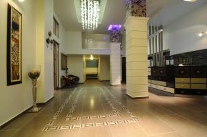 卡泰里尼公园酒店的建筑的走廊,有柱子,走廊有桌子