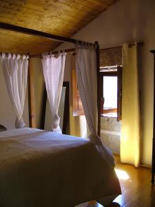 福什科阿新镇巴洛奥尔卡萨尔旅游度假村的一间卧室配有带窗帘的床和窗户
