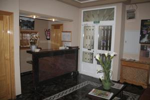 卡索拉瓜达尔基维尔酒店的桌子上放着花瓶的房间