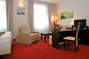 柏林斯特柏林酒店的酒店客房配有书桌和椅子