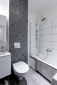 华沙ClickTheFlat Avenue Place Apart Rooms的带淋浴、卫生间和盥洗盆的浴室