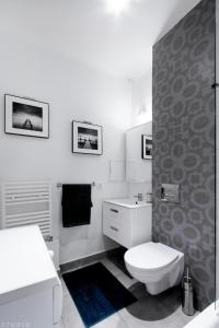 华沙ClickTheFlat Avenue Place Apart Rooms的白色的浴室设有卫生间和水槽。