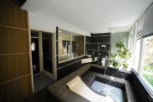 新竹金座渡假汽车旅馆的中间设有大浴缸的浴室