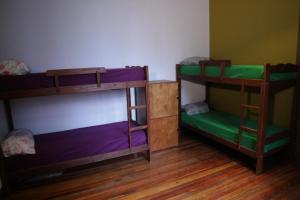 罗萨里奥Hostel Brava mansa的铺有木地板的客房内配有两张双层床。