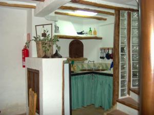 普里埃格·德·科尔多巴La Villa Priego de Cordoba的一个带水槽和柜台的厨房